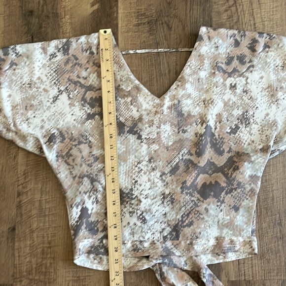 Black Swan mauve snake print dolman sleeve top with back tie XS EUC - Picture 10 of 11